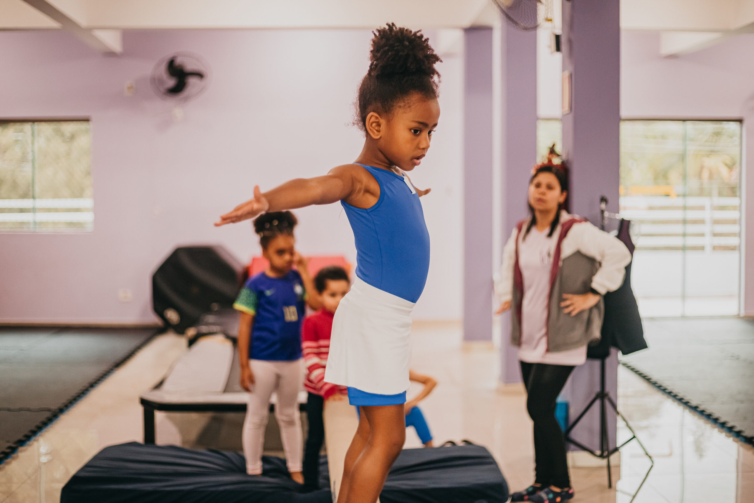 Foto Samara com alunas trave